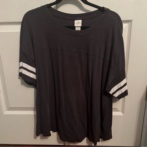 H&M short sleeve tee t-shirt. Grey with white dots. Striped sleeves.